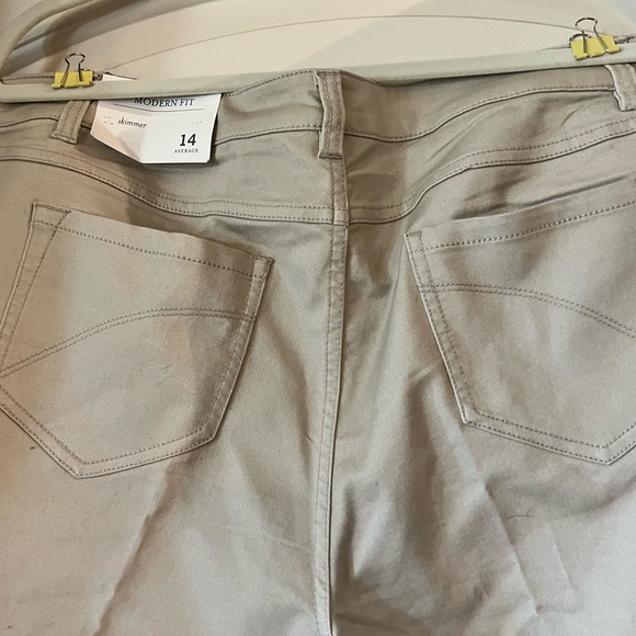 NWT Christopher and Banks capri/skimmers. - Picture 4 of 5